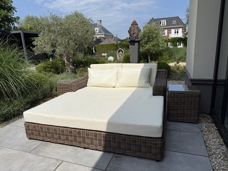 Lees meer over het artikel Lounge Bed en Ligbed | Luxe Ontspannen in de Tuin